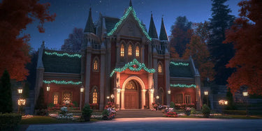 Valaistu linna öisen tähtitaivaan alla, ympärillään vehreää kasvillisuutta.